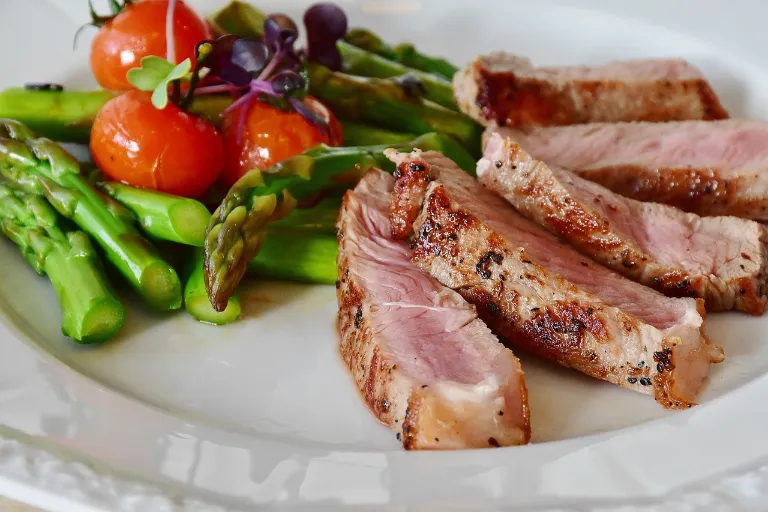 zelený chřest recept - Hovězí steak se zeleným chřestem a smetanovou omáčkou